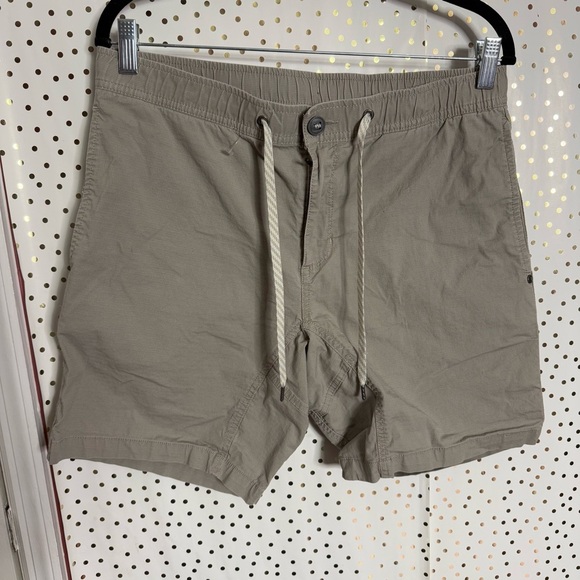 Vuori Men's Casual Shorts - Picture 1 of 9
